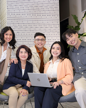 medium-shot-blurry-people-working-as-team 1